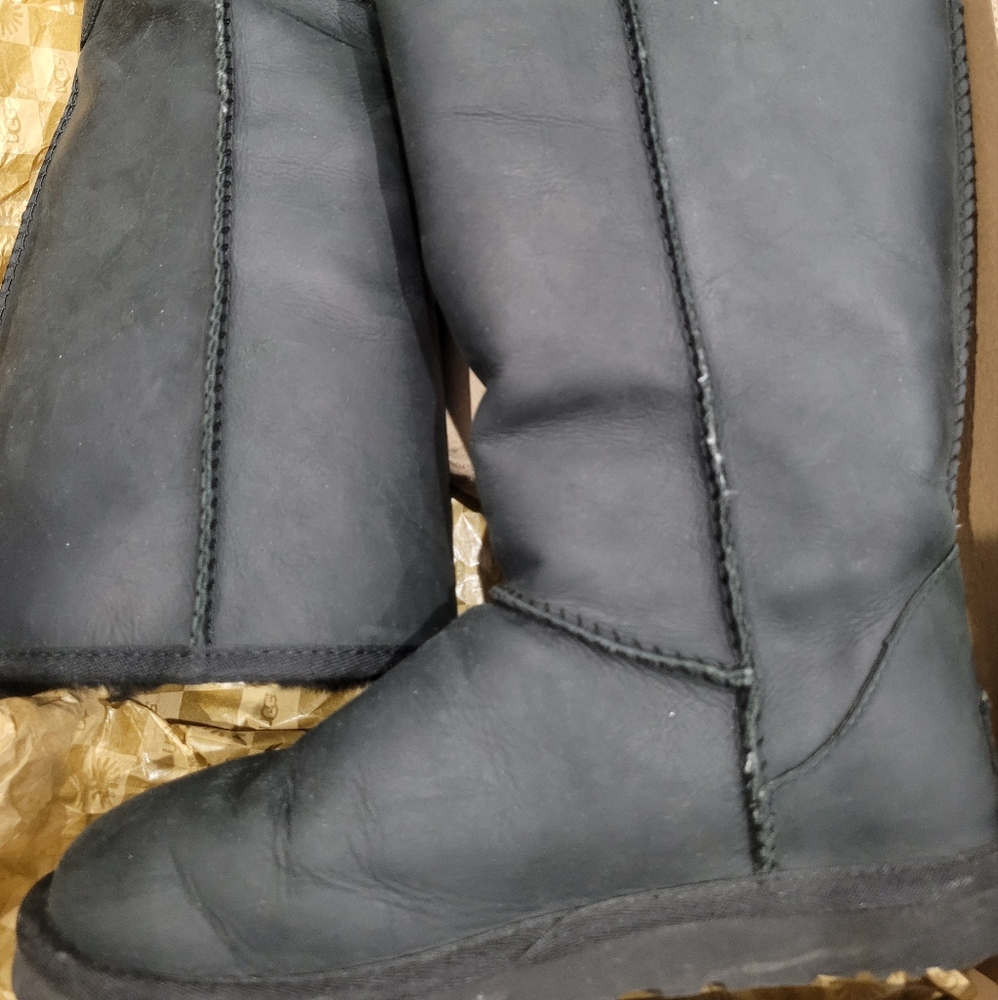 Women uggs black leather sz 5